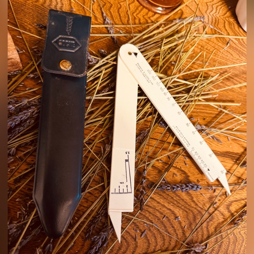 ECG caliper rule measure intervals/amplitudes on electrocardiogram (ECG) strips.